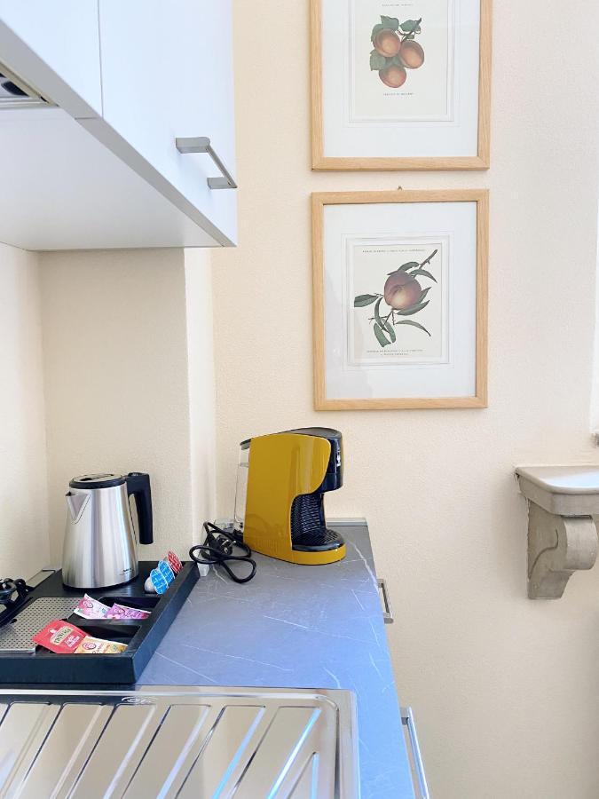 L'interno dell'armadio con un minestrone di stampelle - Foto di Hotel Corte  Estense, Ferrara - Tripadvisor