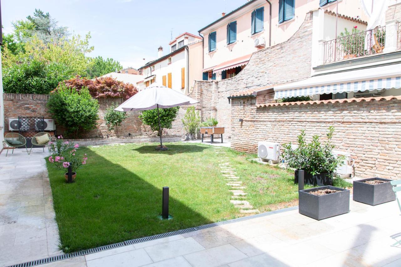 L'interno dell'armadio con un minestrone di stampelle - Foto di Hotel Corte  Estense, Ferrara - Tripadvisor